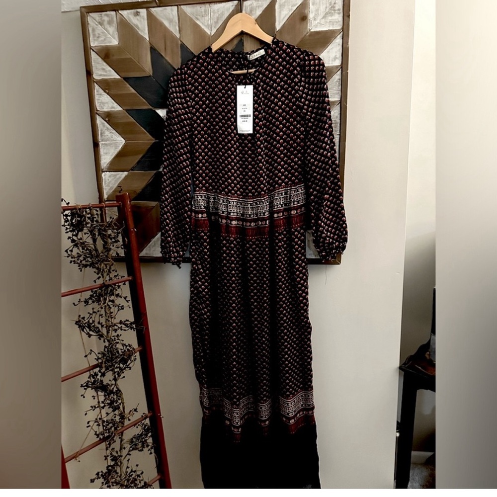 Doen dress free tears in seams. Brand be never worn